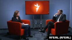 Ministrul Educației, Daniel David, alături de jurnalista Europa Liberă, Andreea Ofițeru.