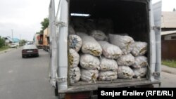 3 күндөн бери жолдон өтө албай турган мөмө-жемиш жүктөлгөн машиналар. Мындай машинелердин саны 200 чамалуу