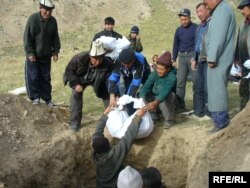 1916-жылы падышалык жазалоочулардан качкан маалда ашууда кырылгандардын сөөгүн жерге берүү учуру. Ысык-Көлдүн сырты. 30.07.2006.