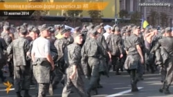 Колона чоловіків у військовій формі рухається до адміністрації президента