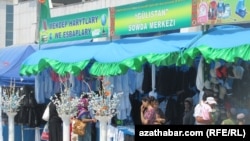 Aşgabatda mekdep bazary, 2011-nji ýylyň awgust aýy.