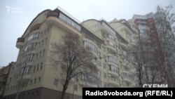 Квартирою в цьому будинку у центрі Києва володіє дружина Бриля Майя