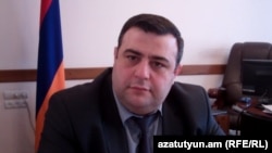 Անձնագրային եւ վիզաների վարչության պետ Հովհաննես Քոչարյանը: