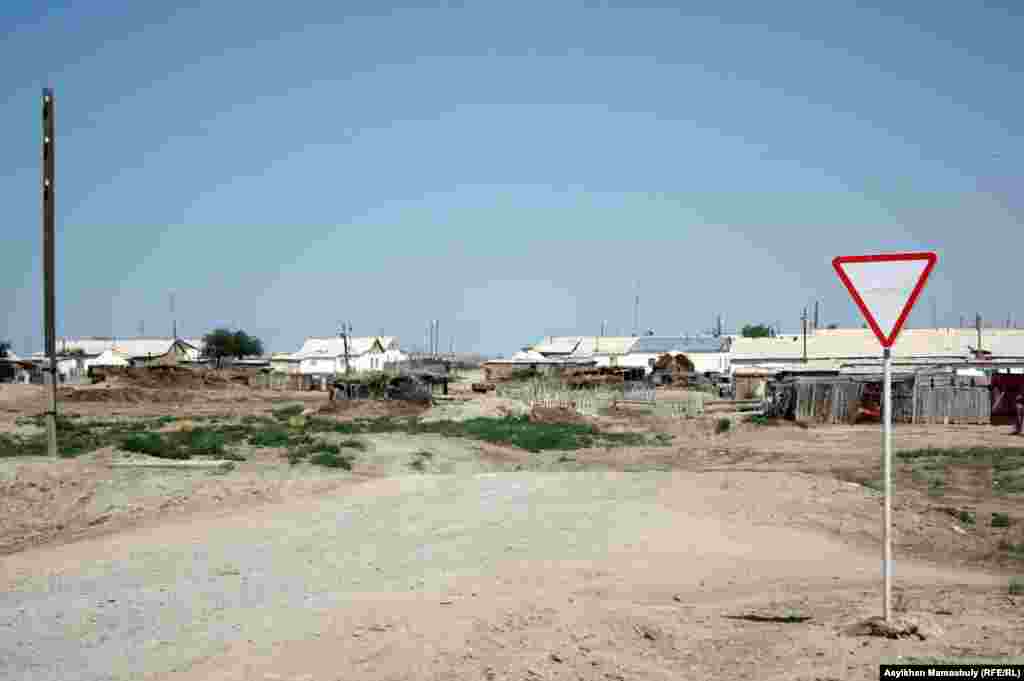 Көмекбаев ауылындағы үйлер. Қызылорда облысы.