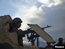 Лоя Жырга өтчү жайга жакын жерде күзөттө турган жоокер. Кабыл, 14-ноябрь, 2011