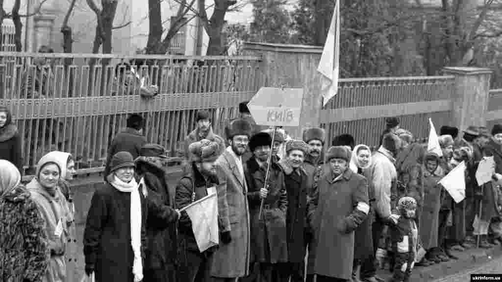 Мужчина во Львове держит табличку с указанием направления на Киев&nbsp;