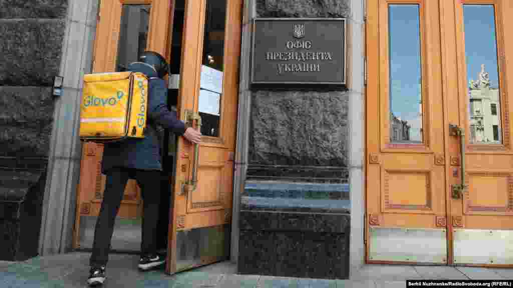 Кур&#39;єр служби доставки Glovo (&laquo;Глово&raquo;) під час карантину в Києві, привіз замовлення до Офісу президента України 