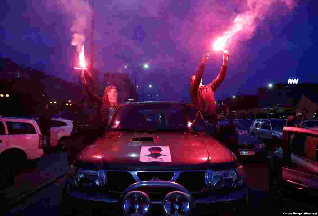 Протестувальники з фаєрами під час протесту у Варшаві, 26 жовтня 2020 року