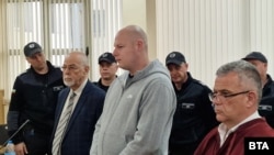 Рангел Бизюрев (втори отдясно, в сиво) беше признат за виновен за убийството на 24-годишния Димитър Малинов от Цалапица.