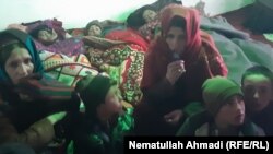 یکی از فامیل های ساکن در واخان که چند تن از کودکانش در اثر سردی هوا به مریضی سینه بغل مبتلا شده اند.