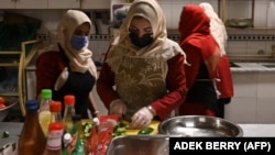 Məişət zorakılığından sağ çıxan qadınlar Kabildə Meri Əkrəminin açdığı restoranda yemək hazırlayırlar.