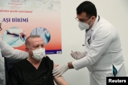 Президент Режеп Тайып Эрдоган коронавируска каршы эмделди. Анкара. 2021-жылдын 14-январы.