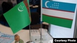 Özbegistanyň hem-de Türkmenistanyň döwlet baýdaklary. Arhiw suraty.