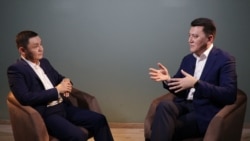 Журналист Азаттыка Касым Аманжол (слева) и советник президента Казахстана Ерлан Карин. Алматы, 29 октября 2019 года.