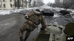 Орусиялык жикчи танктан секирүүдө. Дебальцево.