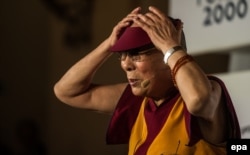 Далай-лама виступає з промовою на «Форумі 2000». Прага, 18 жовтня 2016 року