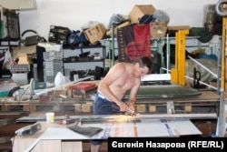 Волонтер Василій Мезенцев за роботою