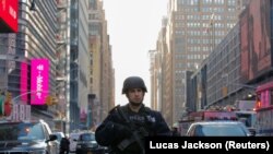 Нью-Йорк. Полицейский в районе, где произошёл взрыв, 11 декабря 2017