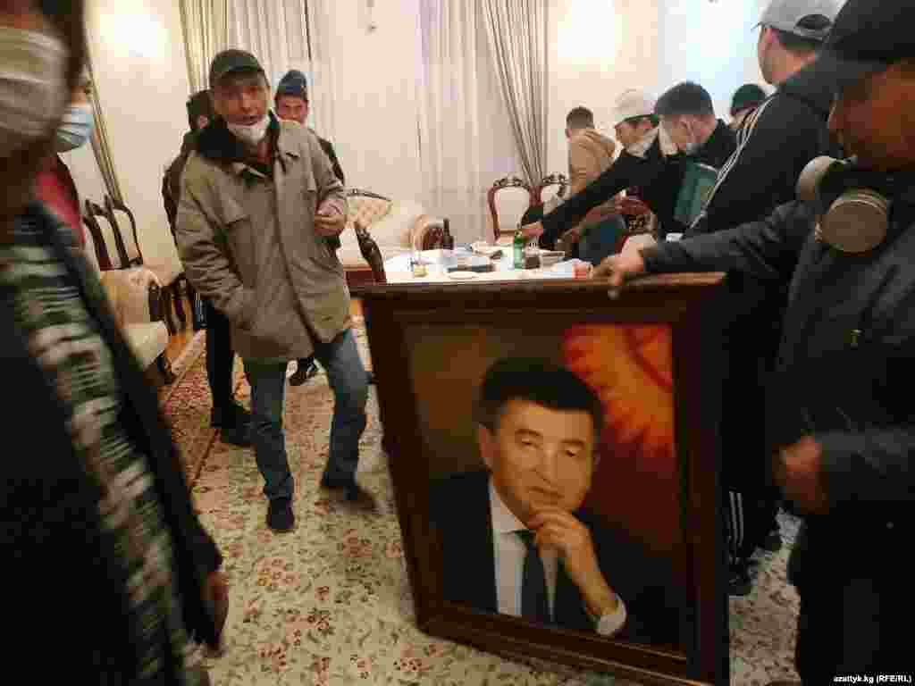 6-октябрга караган түнү Бишкекте парламенттик шайлоонун жыйынтыгына нааразы болуп чогулган митингчилер Кыргызстандын президенти жана парламенти отурган Ак Үйдүн жетинчи кабатына жетип, президенттин иш бөлмөсүнө чейин кирип кетишти.