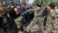 Казаки избивают демонстрантов на Пушкинской площади в Москве, 5 мая 2018 года
