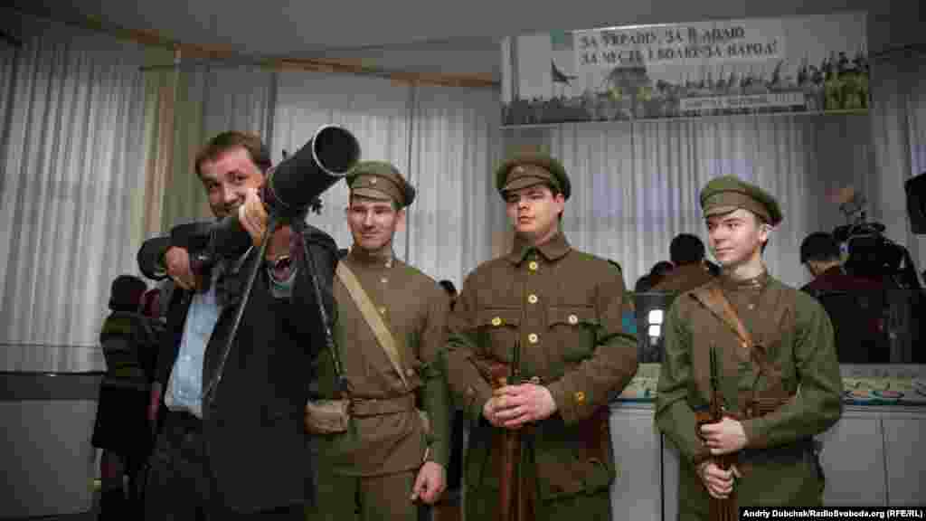 Голова&nbsp;Українського інституту національної пам&#39;яті&nbsp;Володимир В&#39;ятрович пробує на вагу кулемет Льюїса (вага із боєкомплектом близько 20 кілограмів) під час відкриття виставки &laquo;100 років Української революції. Відроджена держава&raquo;. Київ, 16 березня 2017 року ПЕРЕГЛЯНЬТЕ ФОТОГАЛЕРЕЮ