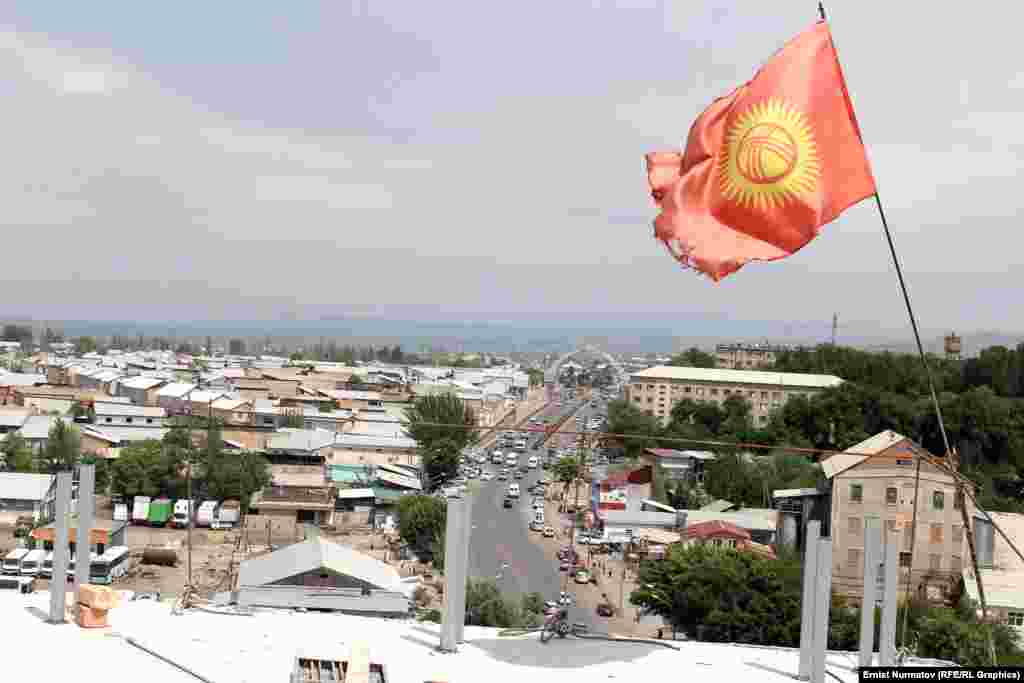 Ош шаарынын чыгыш тараптан кирүүчү дарбазасы. Бишкек, Жалал-Абад жана Өзгөн тараптан шаарга кирип бараткандар биринчи ушул жерди көрөт. Бул комплекс &quot;Кыргыз көчү&quot; деп аталат.