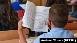 Reformarea educației, fie prin programele școlare, fie prin pregătirea și remunerarea profesorilor, este tratată de majoritatea candidaților în programele lor.