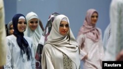 Демонстрация коллекции мусульманской одежды для женщин в Стамбуле. Иллюстративное фото. 