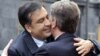 Президент Віктор Ющенко (праворуч) зустрічає свого грузинського колегу Михайла Саакашвілі, Київ, 19 листопада 2009 р.