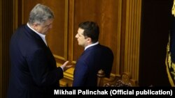 Зліва направо: п’ятий президент України Петро Порошенко і діючий президент Володимир Зеленський під час засідання Верховної Ради України, 4 березня 2020 року