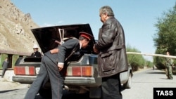 Өзбекстандын чек арачылары кыргызстандык атуулдарды ар кандай шылтоо менен кармап  кеткен учурлар көп. 