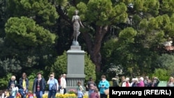 Статуя богини Флоры, установленная на площади в Никитском ботаническом саду