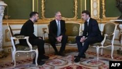 Ուկրաինայի նախագահ Վլադիմիր Զելենսկին, Մեծ Բրիտանիայի վարչապետ Քիր Սթարմերն ու Ֆրանսիայի նախագահ Էմանյուել Մակրոնը Լոնդոնում, 2-ը մարտի, 2025թ․