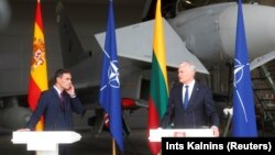 Під час виступу Науседи, до Санчеса підійшов представник розміщеного на базі іспанського контингенту, після цього конференція була перервана