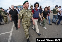 Тодішня президентка Естонії Керсті Кальюлайд на КПВВ «Майорськ» у Донецькій області, 24 травня 2018 року