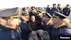 Российские военные приветствуют прибывшего из Сирии коллегу. Приморско-Ахтарск, 16 марта 2016 года.