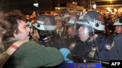 Нью-Йорктун полициясы Зукотти сейил багын "Уолл-стритти ээле!" кыймылы курган чатырлардан тазалап жаткан учурдан бир көрүнүш. 15-ноябрь 2011