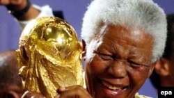 Нельсон Мандела с главным трофеем футбольного чемпионата мира.