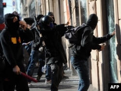 Италия. Демонстранттар Римдин ортолук бөлүгүндлө банктын терезесин талкалап жатышат. 15-октябрь 2011