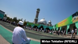 Центральная мечеть в Бишкеке, в том же комплексе зданий расположено Духовное управление мусульман КР.
