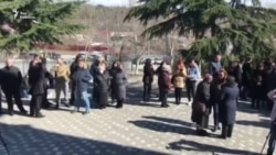 Сторонники югоосетинской оппозиции у здания парламента