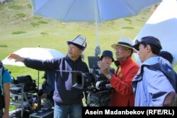 Эрнест Абдыжапаров (солдо) "Саякбай" тасмасын тартуу учурунда.