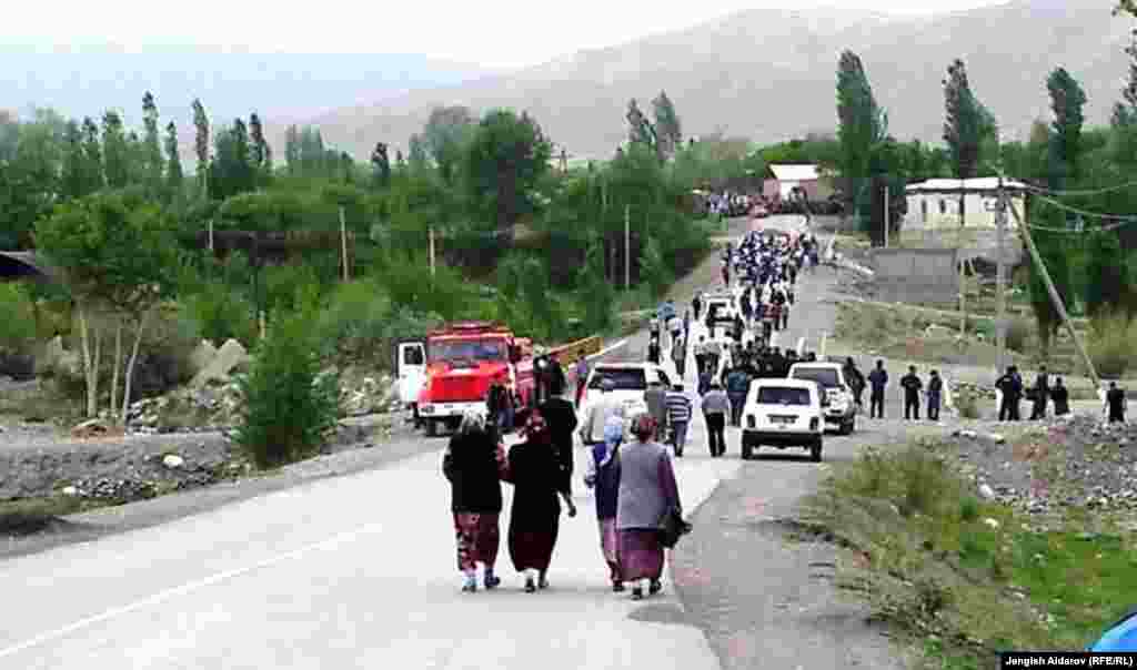 Жергиликтүү тургундар эл топтолгон жерге баратышат. Көк-Таш айылы, 8-май.