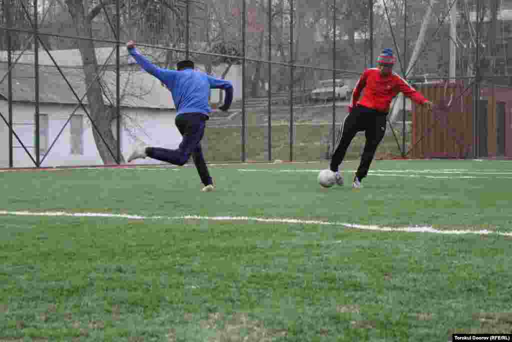 Курулушу былтыр кеч күздө башталган аянтча быйыл кыш бүтпөй жатып ишке берилген.