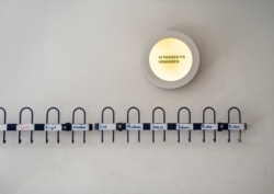 Вот так выглядели крючки для одежды школьников сегодня утром в коммуне Гладсаксе перед тем, как в местную школу вернулись ученики