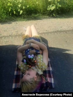 Анастасія з Міланою в черзі перед блокпостом