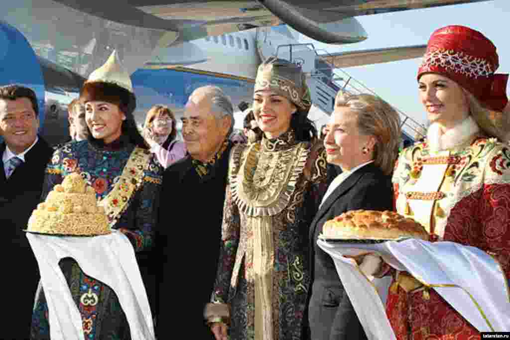 14 октябрьдә Казанда АКШ дәүләт секретаре Һиллари Клинтон булып китте. Ул Казан дәүләт университетында, Кол Шәриф мәчетендә, Благовещение чиркәвендә булды, җәмәгатьчелек вәкилләре, Татарстан президенты Миңтимер Шәймиев белән очрашты.