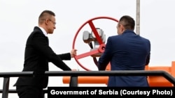 Міністри закордонних справ Угорщини Петер Сіятро та внутрішніх справ Сербії Александр Вулін на відкритті газового транзиту до Угорщини через Сербію, 30 вересня 2021 року