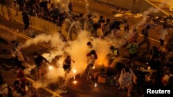 Поліція застосувала сльозогінний газ, щоб розігнати протестувальників на вихідних