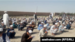 Owganystanyň Balh welaýatynyň Şordepe etrabynda çagalar daşarda sapak geçýär. Arhwiden alnan surat.